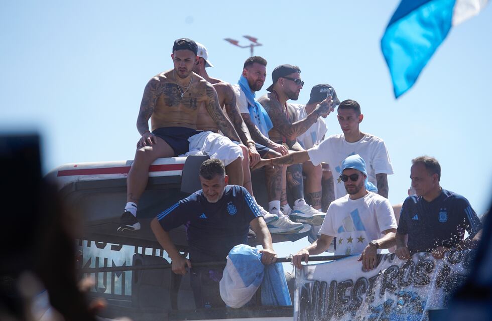 La insólita reacción de Nicolás Otamendi cuando una hincha le tiró un corpiño durante la caravana de la Selección