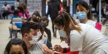 Mendoza 12 de junio de 2021 
Vacunación sábado y domingo
Llegan mas vacunas y se acelera la vacunación en Mendoza, hoy toca trabajadores de farmacias, docentes y poder judicial en el Estadio Arena Aconcagua
 
Foto: Ignacio Blanco / Los Andes