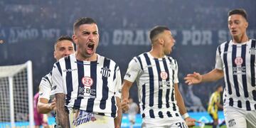 Con la pelota de la red a su casa. Michael Santos autor de tres goles para la victoria de Talleres ante Central (Ramiro Pereyra)