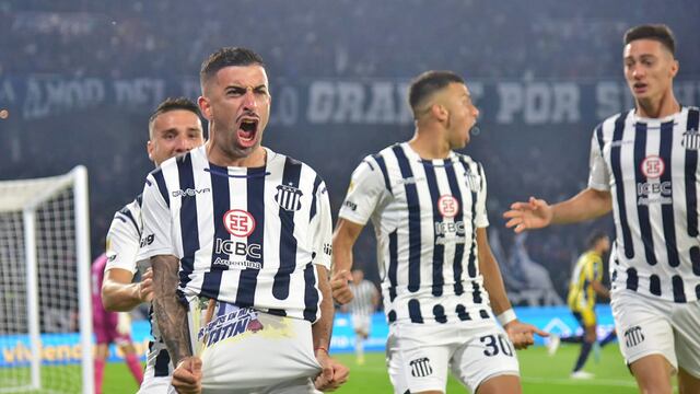 Con la pelota de la red a su casa. Michael Santos autor de tres goles para la victoria de Talleres ante Central (Ramiro Pereyra)