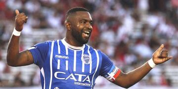 Santiago el Morro García con la remera de Godoy Cruz.