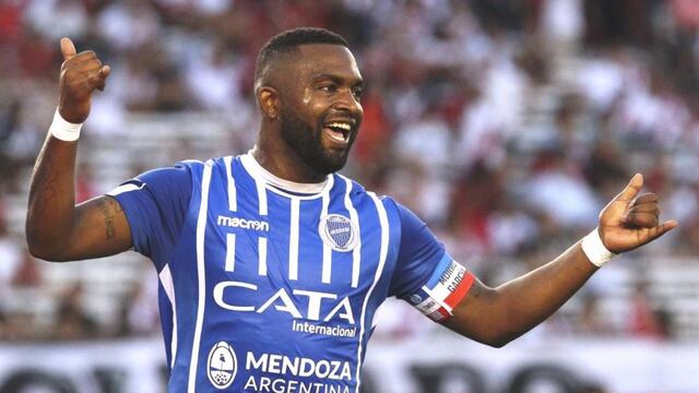 Santiago el Morro García con la remera de Godoy Cruz.