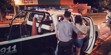 La Policía detuvo a una mujer luego de herir con un cuchillo a una joven