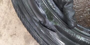 Las ruedas de 15 vehículos terminaron tajeadas en la calle Selva Negra, de la localidad cervecera.