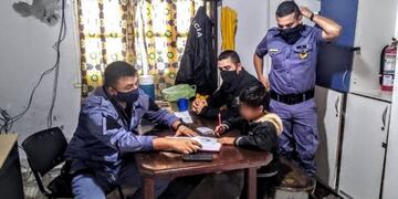 Pidió ayuda a la Policía para que su hijo haga las tareas.