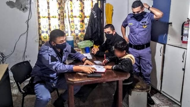Pidió ayuda a la Policía para que su hijo haga las tareas.
