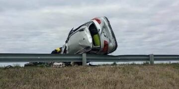 Otra tragedia enluta las rutas cordobesas. Un hombre fallecido en Vicuña Mackenna tras el vuelco de una camioneta. (Policía de Córdoba)