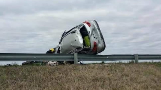 Otra tragedia enluta las rutas cordobesas. Un hombre fallecido en Vicuña Mackenna tras el vuelco de una camioneta. (Policía de Córdoba)