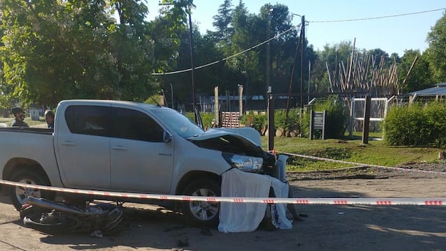 Dos jóvenes motociclistas fallecieron en el siniestro vial.