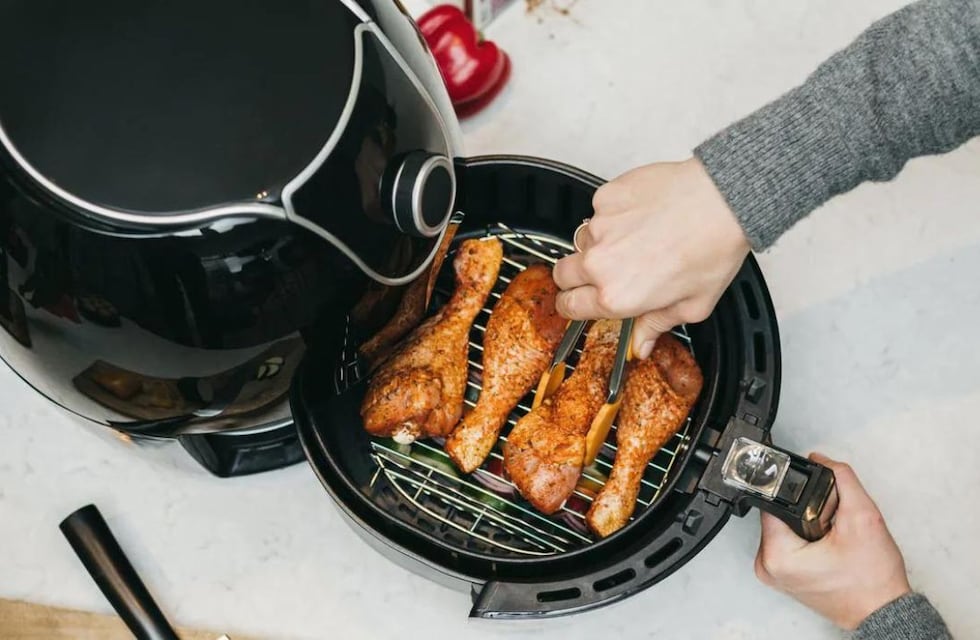 ¿Es saludable cocinar con la freidora de aire?: qué dicen los expertos