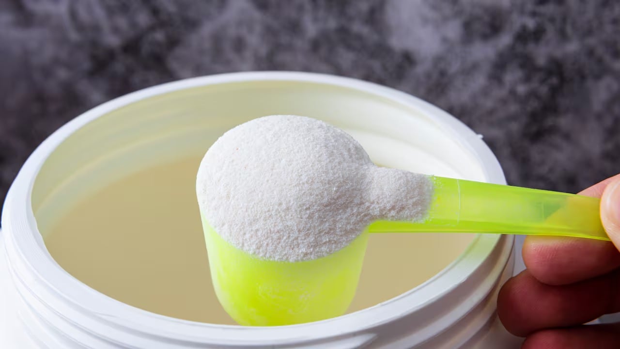 Agregar una o dos cucharadas de bicarbonato al balde de limpieza ayuda a remover manchas y neutralizar olores en diferentes superficies.