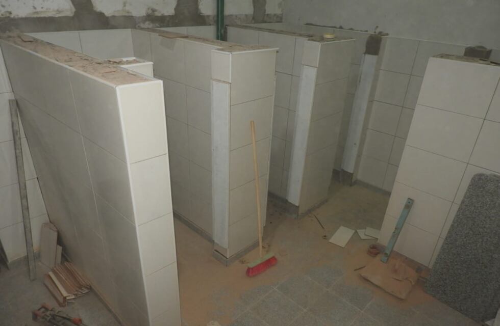 Continúa la obra de remodelación de sanitarios en el Ex Colegio Nacional
