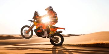 Kevin Benavides y toda su garra, ganando la tercera etapa del Dakar 2024. El salteño, que intenta defender el título, está a 20 minutos del puntero de Motos.