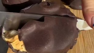 La receta para hacer un alfajor helado de banana split.