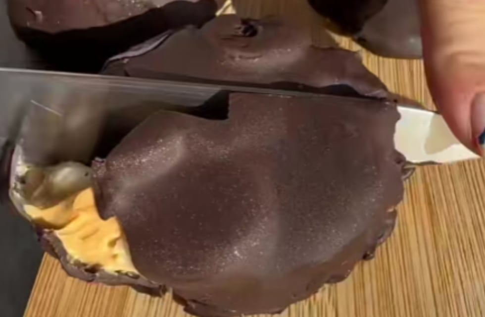 Cómo hacer un alfajor helado de banana split: la receta perfecta para el verano