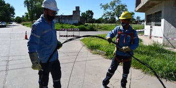 Las cuadrillas trabajan en diferentes puntos de la ciudad para renovar las líneas eléctricas.