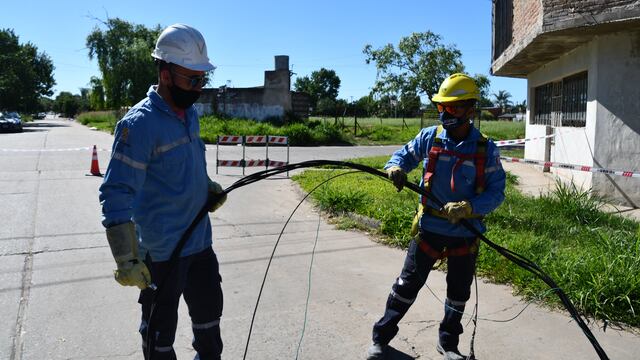 Las cuadrillas trabajan en diferentes puntos de la ciudad para renovar las líneas eléctricas.