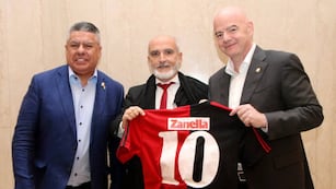 El abogado compartió un agasajo a Gianni Infantino con Claudio "Chiqui" Tapia en 2023.