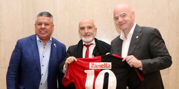 El abogado compartió un agasajo a Gianni Infantino con Claudio "Chiqui" Tapia en 2023.