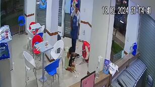 El maleante terminó tirado en el piso del local ubicado sobre Rondeau y Gallo.