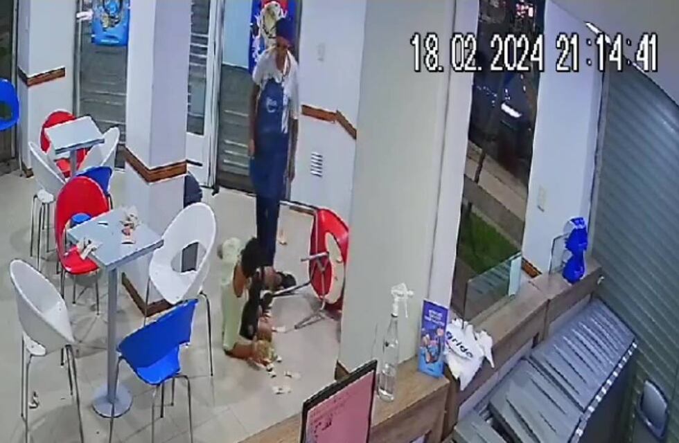 Video del ladrón golpeado por la empleada de una heladería de Rosario: “Dejame ir”