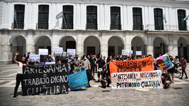 Artesanos cordobeses manifestaron ante el Cabildo Histórico, este 1º de diciembre.