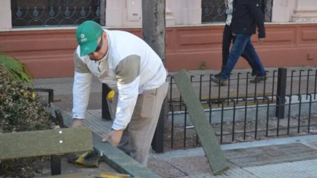 Colocan bancos de madera plástica en la plaza 9 de Julio.