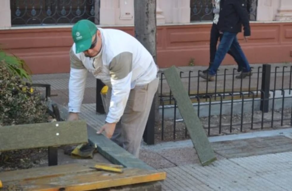 Colocan bancos de madera plástica en la plaza 9 de Julio