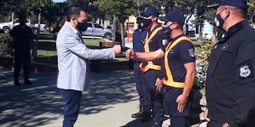 El ministro de Seguridad de San Luis, Luciano Anastasi saluda a integrantes de la Policía Ciudadana de San Luis.