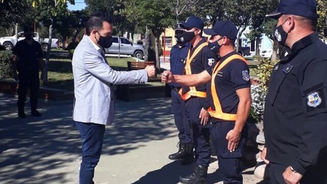 El ministro de Seguridad de San Luis, Luciano Anastasi saluda a integrantes de la Policía Ciudadana de San Luis.