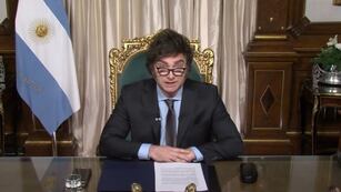 El presidente, Javier Milei, leyendo su discurso de fin de año.