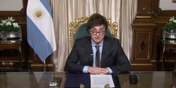 El presidente, Javier Milei, leyendo su discurso de fin de año.