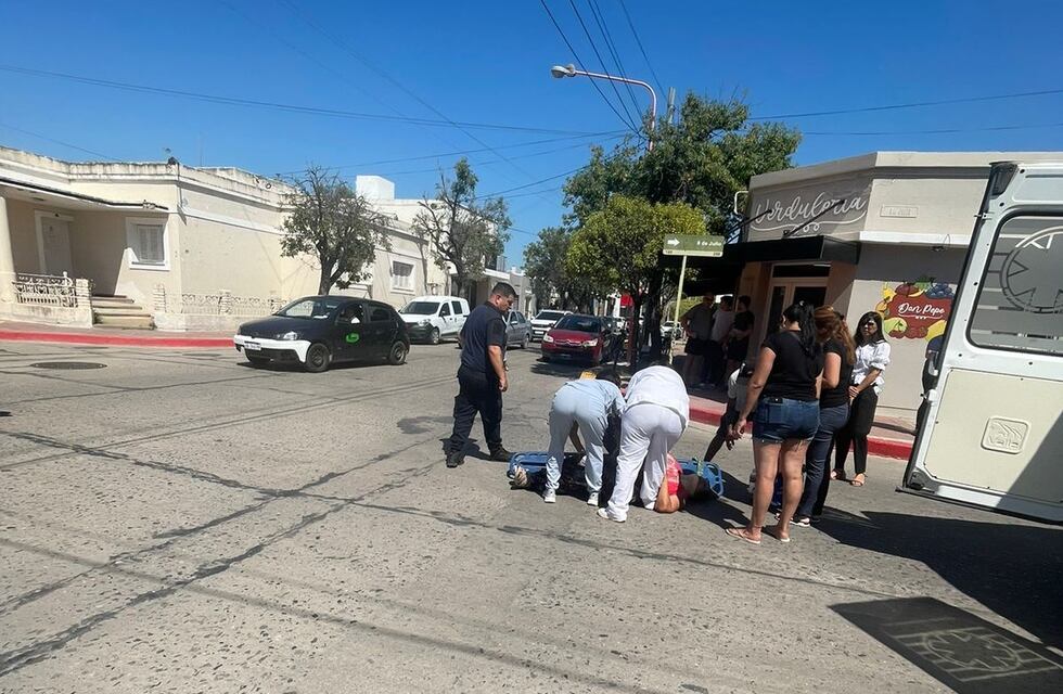 Heridas leves para una ciclista en un accidente vial en las calles de Arroyito