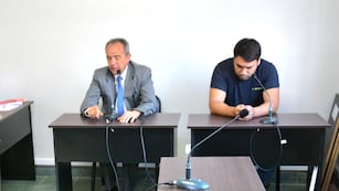 El abogado defensor, Dr. Fernando Bóveda (izquierda), pidió la pena mínima para su defendido Jonatan Facundo Rodríguez, sobre quien finalmente recayó una pena de tres años y medio de prisión efectiva.