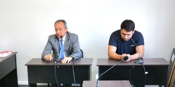 El abogado defensor, Dr. Fernando Bóveda (izquierda), pidió la pena mínima para su defendido Jonatan Facundo Rodríguez, sobre quien finalmente recayó una pena de tres años y medio de prisión efectiva.