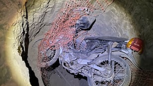 Un vecino intentó ayudar a un motociclista y ambos terminaron dentro de un pozo en Córdoba.