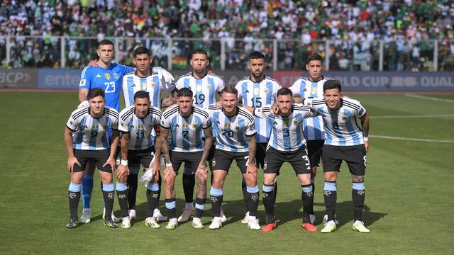 La selección argentina en su partido ante Bolivia, en La Paz. (AP).