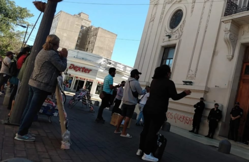 Buscan terminar con los puestos de venta callejera en la Ciudad de San Luis