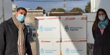 Un total de 26 conservadoras, con 600 dosis cada una, trasladadas por el Correo Argentino, ingresaron a la sede del Programa Ampliado de Inmunizaciones.