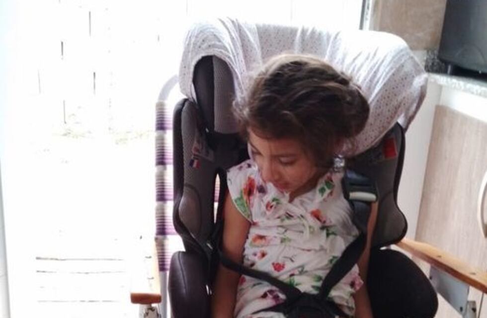 Morena permanece en una butaca de auto por que la obra social no le entrega una silla postural solicitada hace casi 2 años