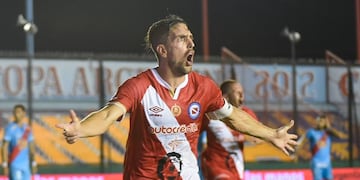 Gabriel Hauche le dio la victoria a Argentinos Juniors sobre Arsenal en el Viaducto. (Twitter: @AAAJoficial)