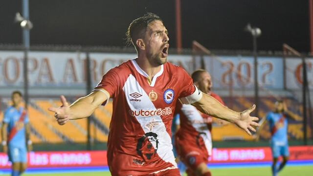Gabriel Hauche le dio la victoria a Argentinos Juniors sobre Arsenal en el Viaducto. (Twitter: @AAAJoficial)