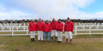 Equipo forense del Plan Proyecto Humanitario 2, en el Cementerio de Darwin, Malvinas.