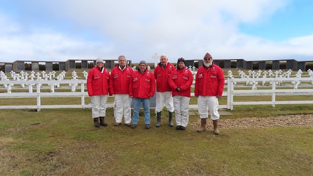 Equipo forense del Plan Proyecto Humanitario 2, en el Cementerio de Darwin, Malvinas.