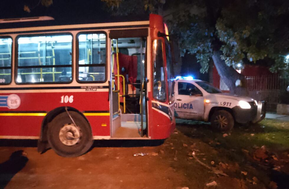 Un pasajero golpeó a un colectivero de la línea 216: lo noqueó y la unidad chocó contra una camioneta