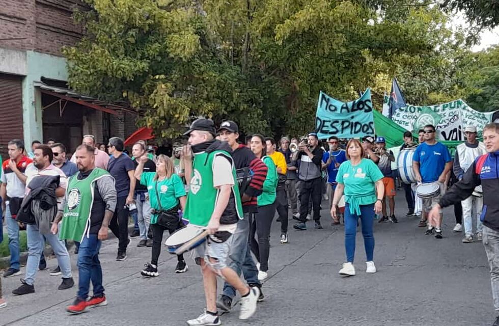 Multitudinaria movilización en Punta Alta contra los despidos del personal civil de la Armada