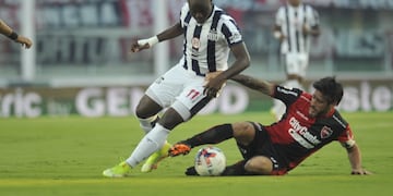 El colombiano Emerson Batalla debuta con la camiseta de Talleres ante Newell's. (Javier Ferreyra / La Voz)