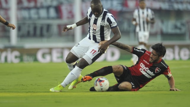 El colombiano Emerson Batalla debuta con la camiseta de Talleres ante Newell's. (Javier Ferreyra / La Voz)