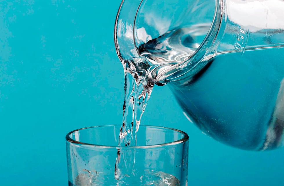 Qué significa soñar con agua clara, turbia o en movimiento, según la psicología