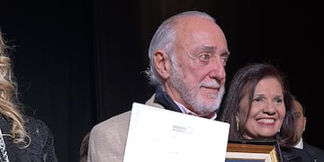 Alfredo Miroli recibió una distinción a la excelencia, la vocación docente y el compromiso con la salud pública. (Foto Colegio Médico de Tucumán)